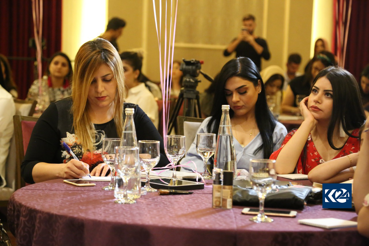 بە وێنە... خانمانی سلێمانی خۆیان فێری جوانكاری دەكەن