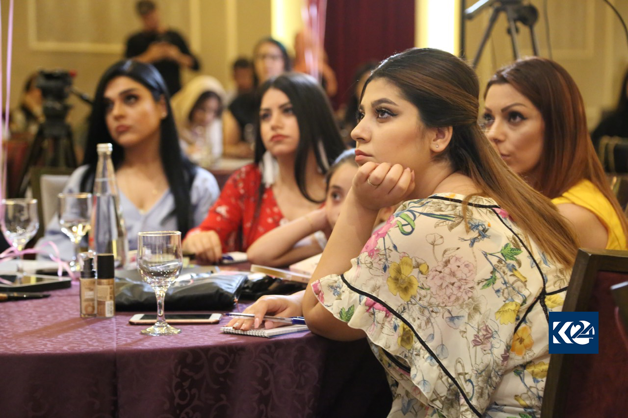 بە وێنە... خانمانی سلێمانی خۆیان فێری جوانكاری دەكەن