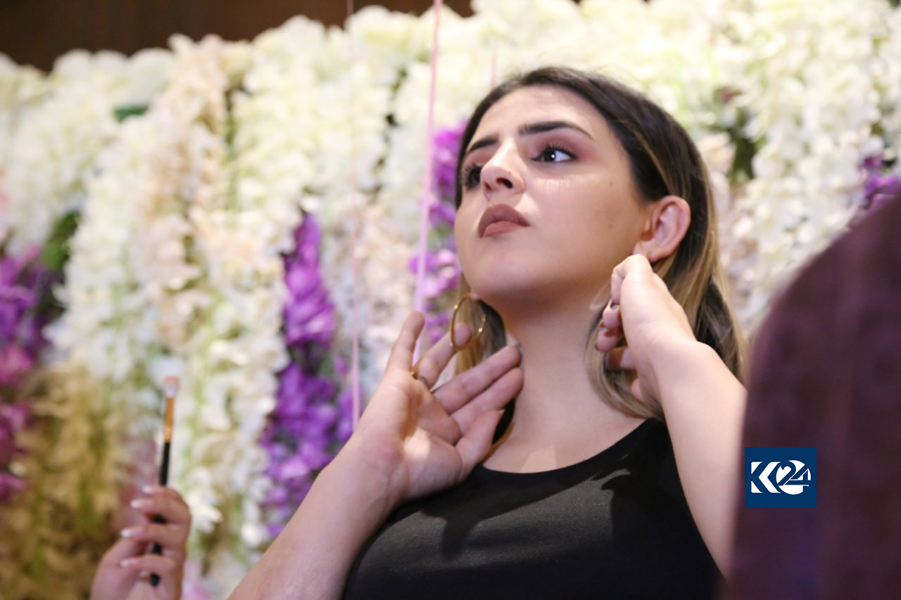 بە وێنە... خانمانی سلێمانی خۆیان فێری جوانكاری دەكەن