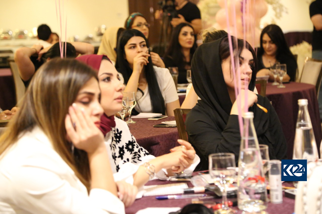 بە وێنە... خانمانی سلێمانی خۆیان فێری جوانكاری دەكەن