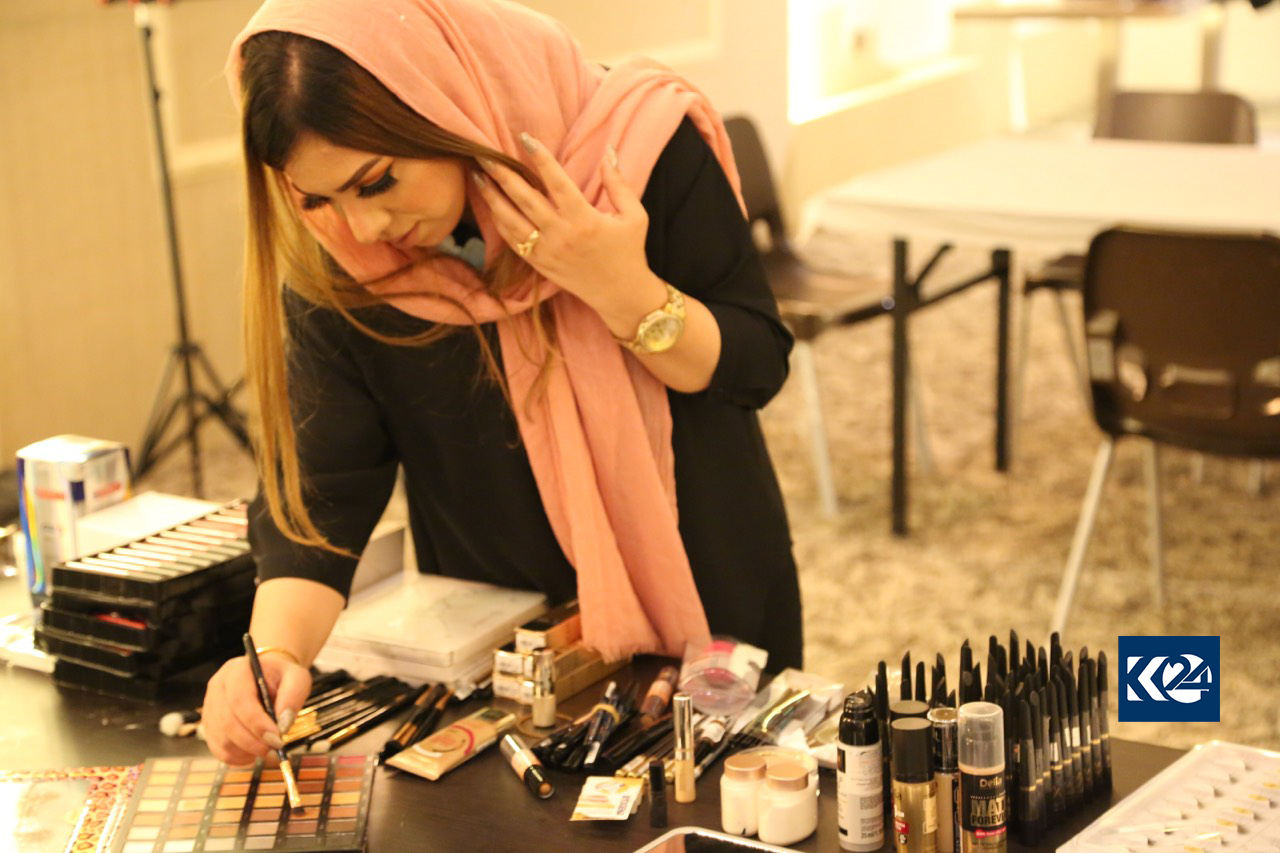 بە وێنە... خانمانی سلێمانی خۆیان فێری جوانكاری دەكەن