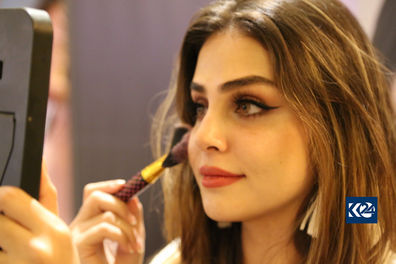 بە وێنە... خانمانی سلێمانی خۆیان فێری جوانكاری دەكەن