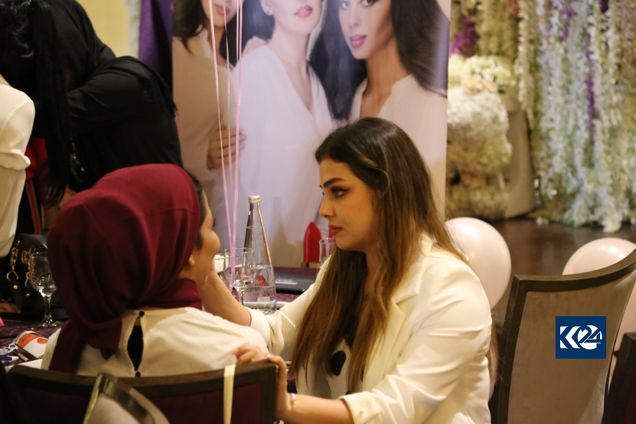 بە وێنە... خانمانی سلێمانی خۆیان فێری جوانكاری دەكەن