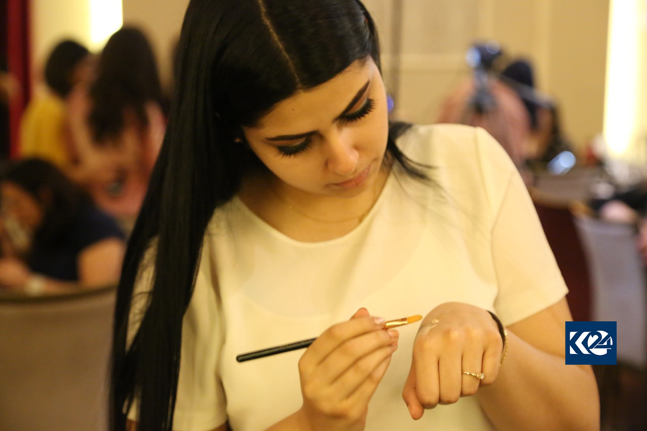 بە وێنە... خانمانی سلێمانی خۆیان فێری جوانكاری دەكەن