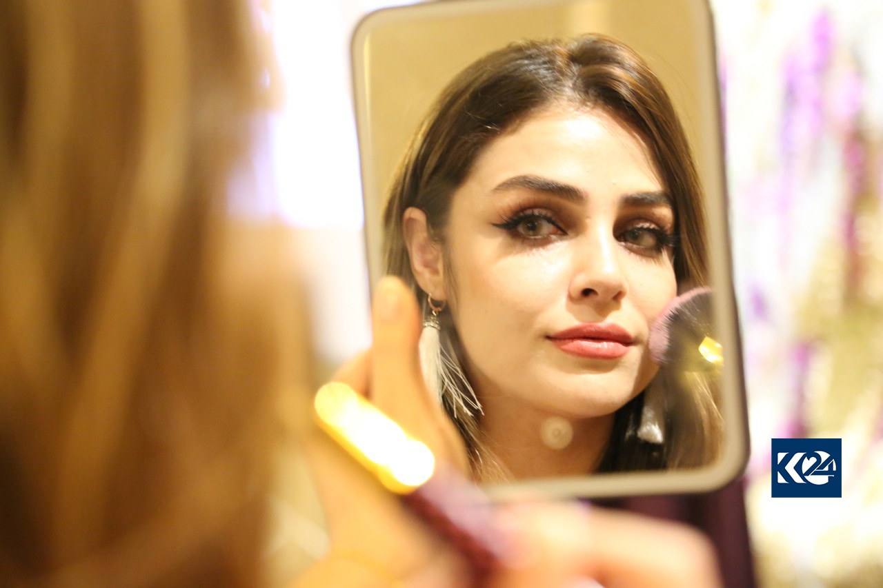 بە وێنە... خانمانی سلێمانی خۆیان فێری جوانكاری دەكەن