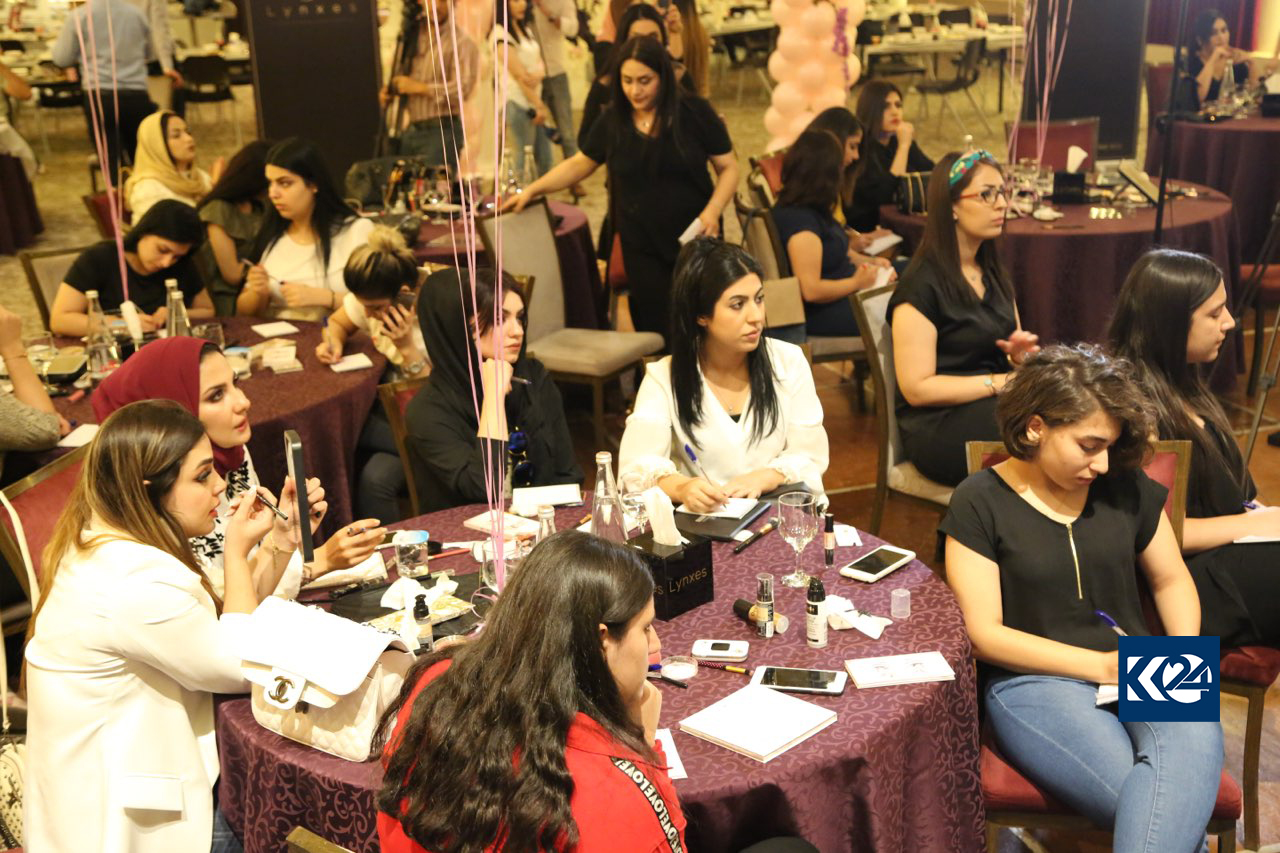 بە وێنە... خانمانی سلێمانی خۆیان فێری جوانكاری دەكەن