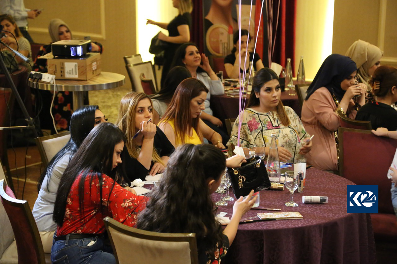 بە وێنە... خانمانی سلێمانی خۆیان فێری جوانكاری دەكەن