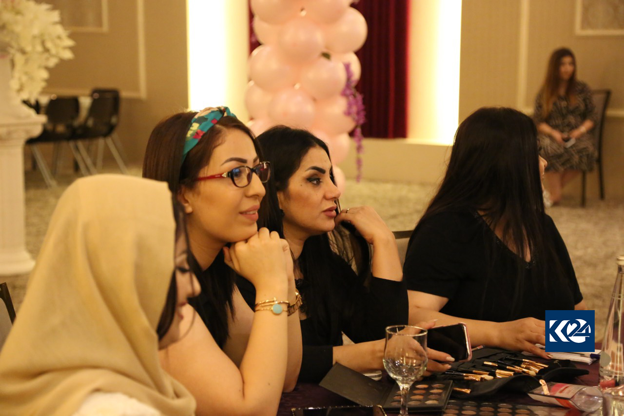 بە وێنە... خانمانی سلێمانی خۆیان فێری جوانكاری دەكەن