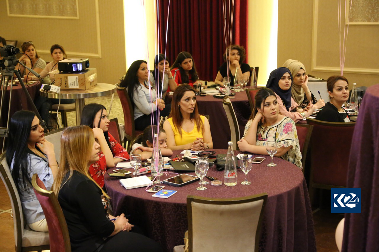 بە وێنە... خانمانی سلێمانی خۆیان فێری جوانكاری دەكەن