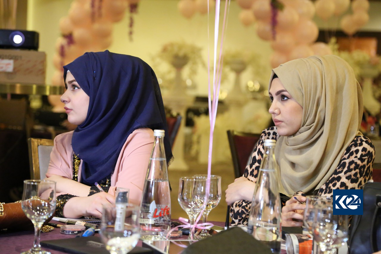 بە وێنە... خانمانی سلێمانی خۆیان فێری جوانكاری دەكەن