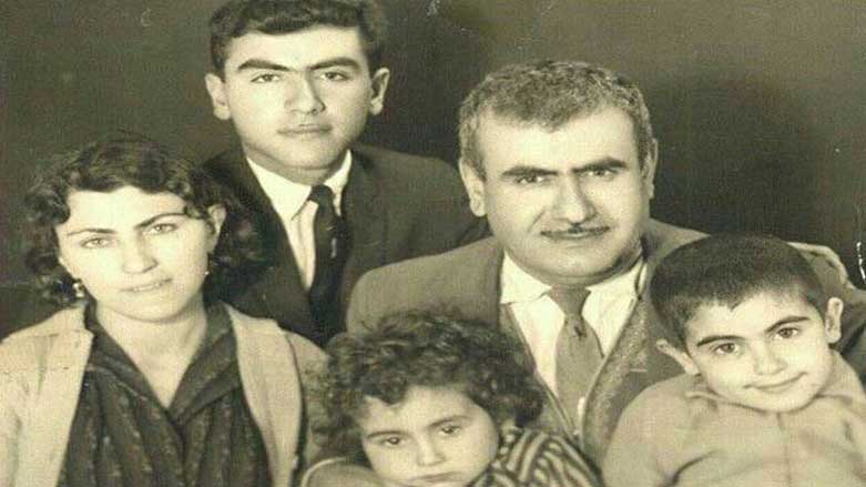 معصومه احمدی در کنار استاد هژار و  فرزندانش