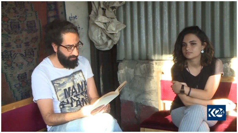 Ciwanekî Kurd li wanê pirtûkan jiber dike û vedibêje