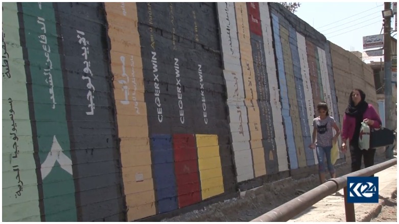 Kolanên Qamişlo bi neqşên pirtûkan tên xemilandin 