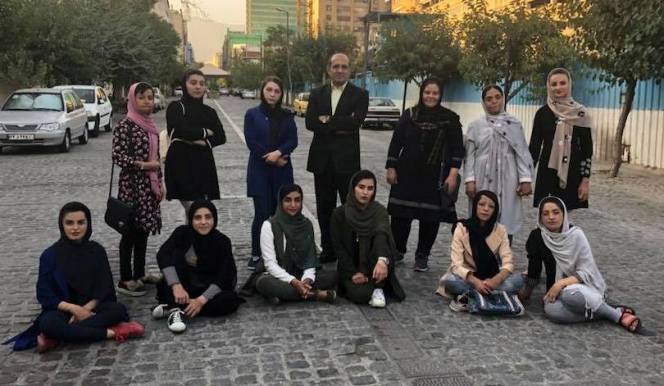 حسین احمدی نیاز در میان دختران شین‌آباد