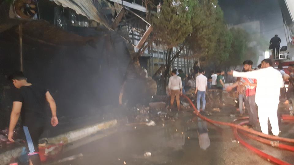 يقول شهود إن الحريق الحق اضرارا جسيمة بالمحال التجارية (صورة: صفحة السياحة الدينية في كربلاء على فيسبوك)