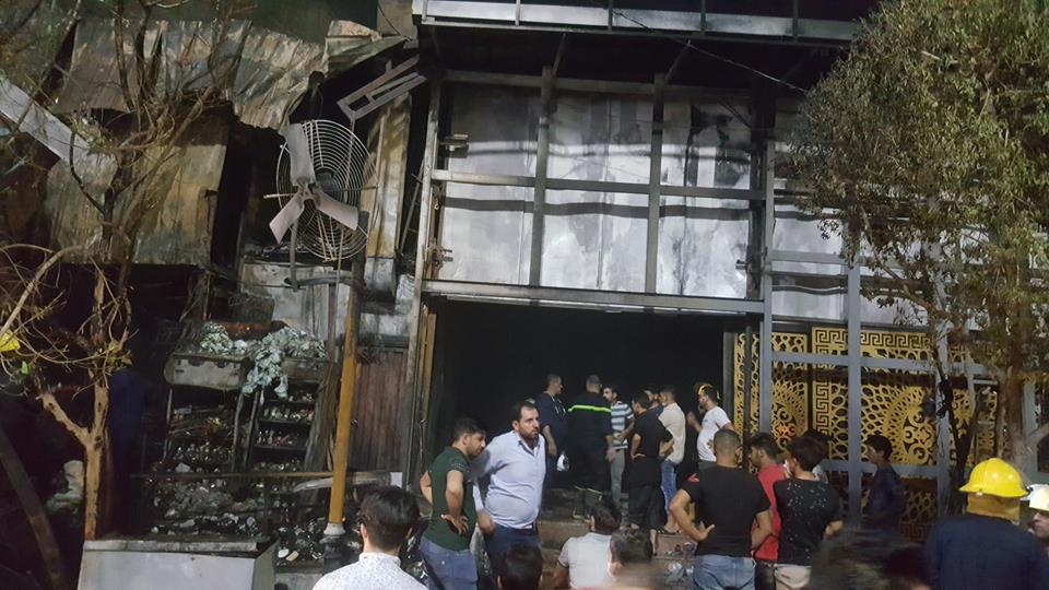 يقول شهود إن الحريق الحق اضرارا جسيمة بالمحال التجارية (صورة: صفحة السياحة الدينية في كربلاء على فيسبوك)