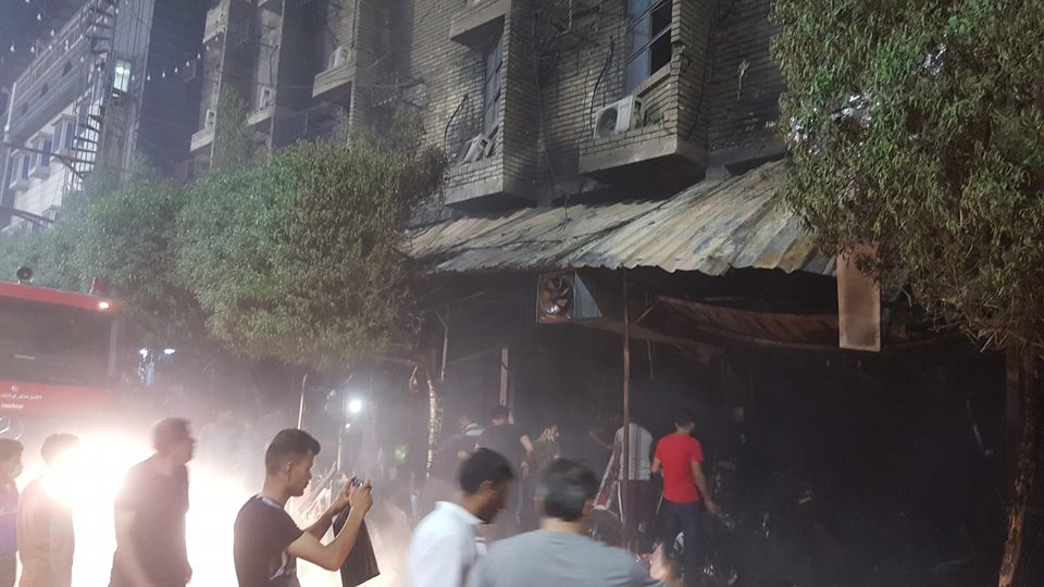 يقول شهود إن الحريق الحق اضرارا جسيمة بالمحال التجارية (صورة: صفحة السياحة الدينية في كربلاء على فيسبوك)