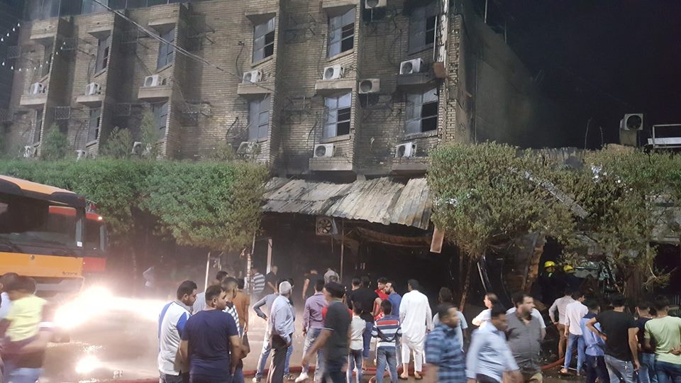 يقول شهود إن الحريق الحق اضرارا جسيمة بالمحال التجارية (صورة: صفحة السياحة الدينية في كربلاء على فيسبوك)