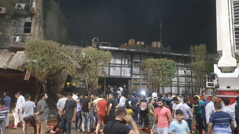 يقول شهود إن الحريق الحق اضرارا جسيمة بالمحال التجارية (صورة: صفحة السياحة الدينية في كربلاء على فيسبوك)