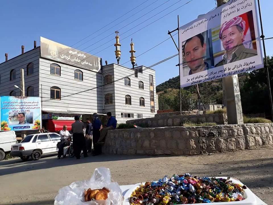 اهالی روستای «نی» محل تولد کوچر بیرکار با نصب این پوستر از دستاورد علمی وی و پیام مسعود بارزانی استقبال کردند
