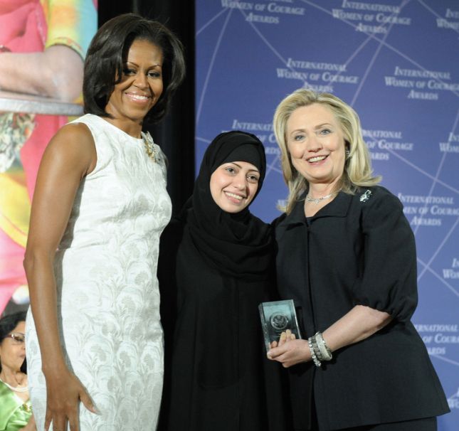 سمر بدوی در کنار هیلاری کلینتون و میشل اوباما. او در سال ۲۰۱۲ جایزه بین‌المللی شجاعت زنان را گرفت