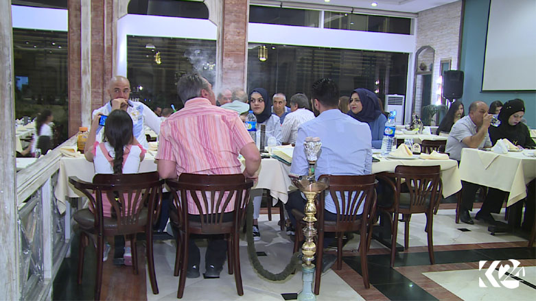 A family dines at the Tablea restaurant. (Photo: Kurdistan 24)
