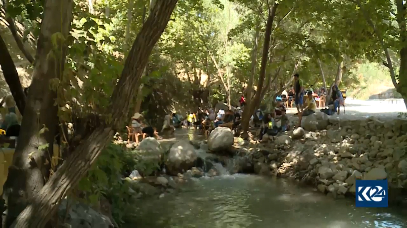 رغم القصف التركي.. ثالث مدن كوردستان تحتضن السياح (صور)