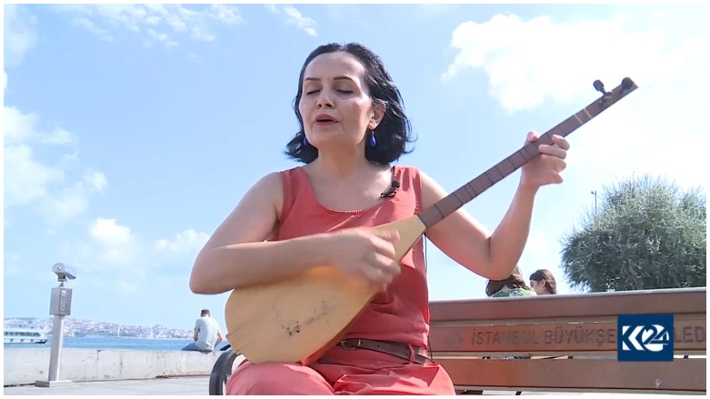 Hunermend Ayfer Duzdaşbi salan e newayên Kurdên Elewî dibêje