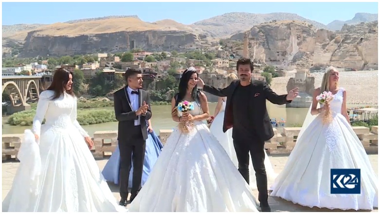 Bûkaniyên Diyarbekirê li ser pira Heskîfê hatin pêşandan