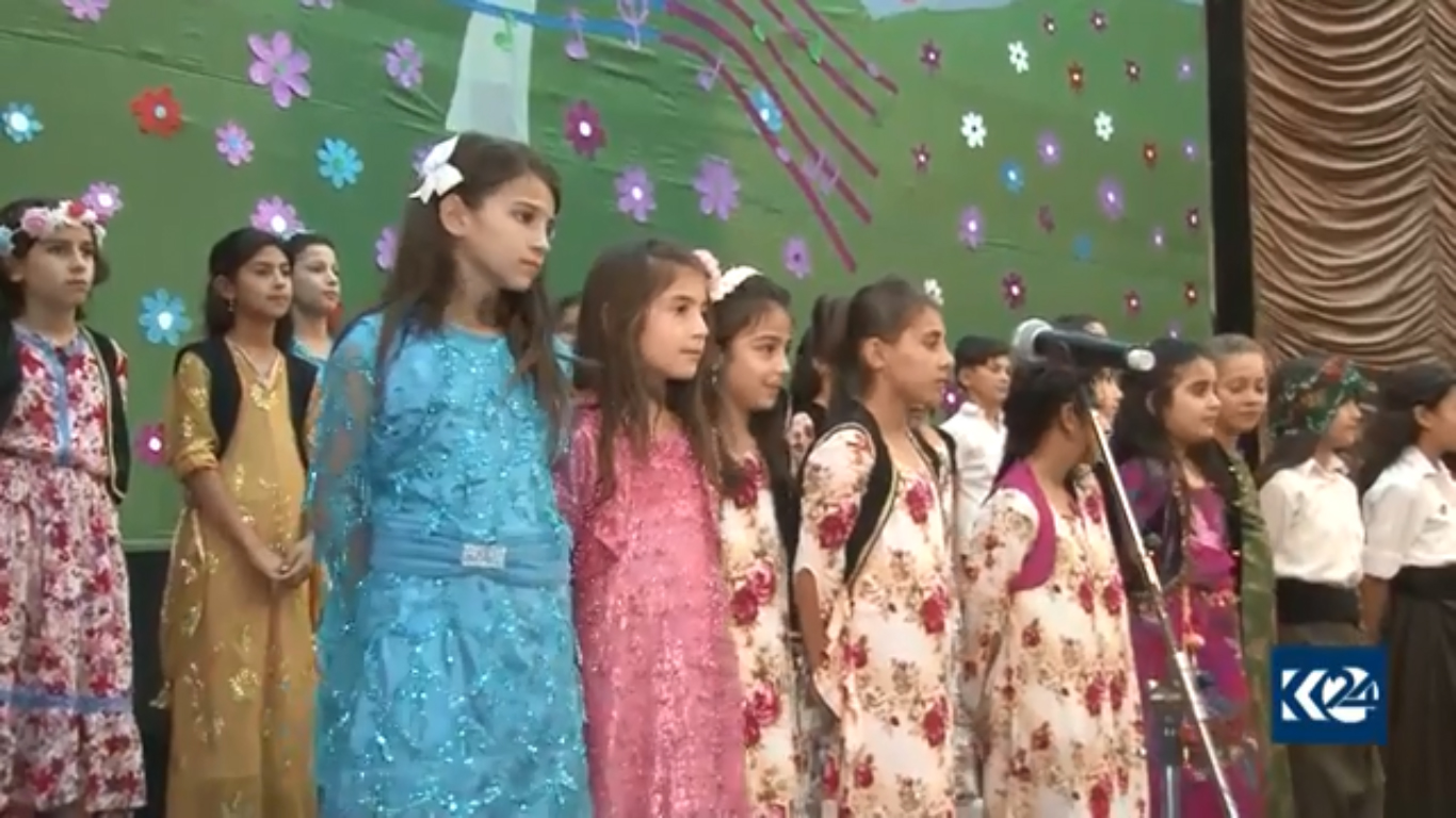 كورد وسريان وعرب.. الأطفال يغنون في روج آفا (بالصور)