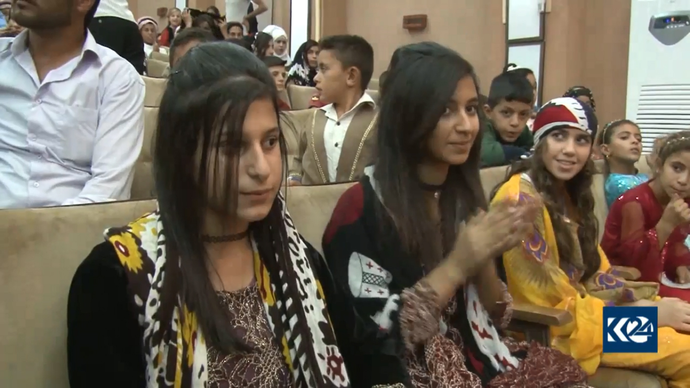 كورد وسريان وعرب.. الأطفال يغنون في روج آفا (بالصور)