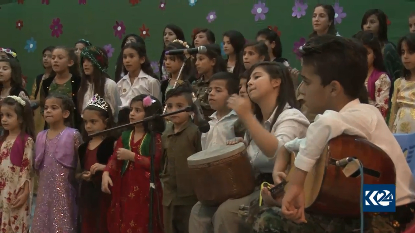 كورد وسريان وعرب.. الأطفال يغنون في روج آفا (بالصور)
