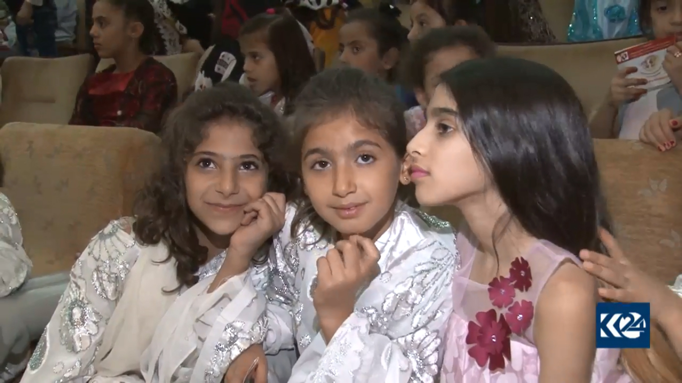 كورد وسريان وعرب.. الأطفال يغنون في روج آفا (بالصور)