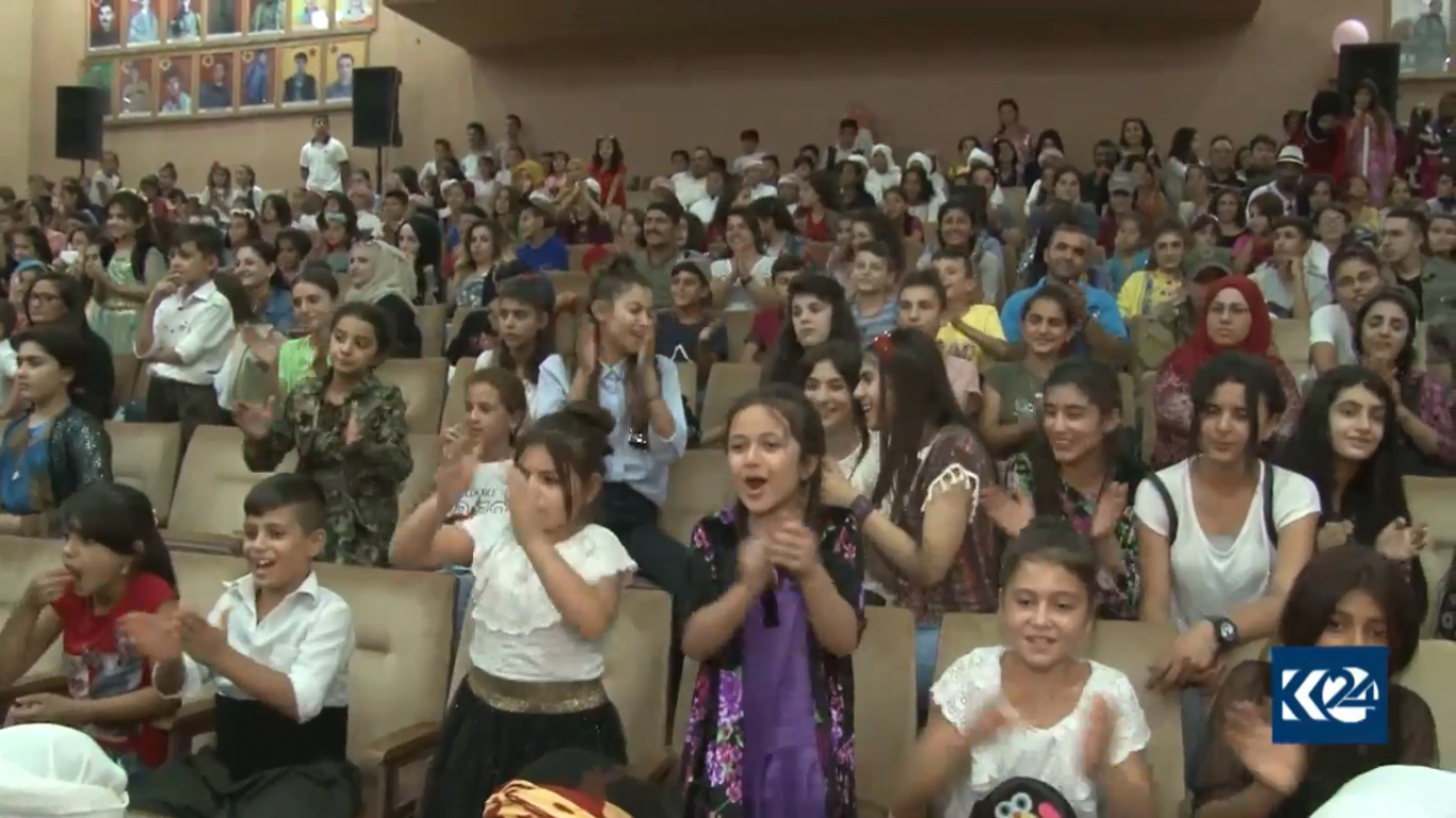 كورد وسريان وعرب.. الأطفال يغنون في روج آفا (بالصور)