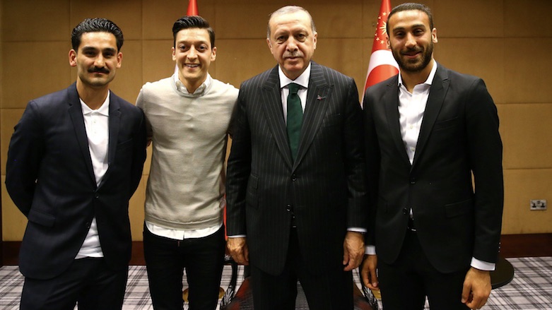 Footballers Ilkay Gündoğan (left), Mesut Özil, and Cenk Tosun (right) pose for a photo with Turkish President Recep Tayyip Erdogan in London, United Kingdom, May 13, 2018. (Photo: Anadolu Agency)