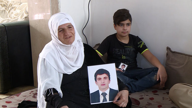 Fawziya Fatah, holding up a photo of her son, a Peshmerga fighter who was captured by the Islamic State (IS), Sep. 9, 2018. (Photo: Kurdistan 24)
