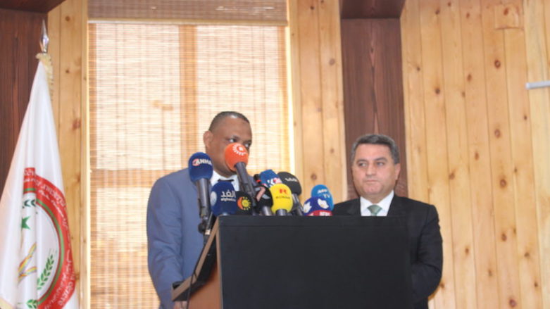Abdulkarim Omar (right) during a joint press conference with Sudanese embassy advisor Hisham Othman Mahjoub. (Photo: Foreign Affairs Committee Jazira Canton)