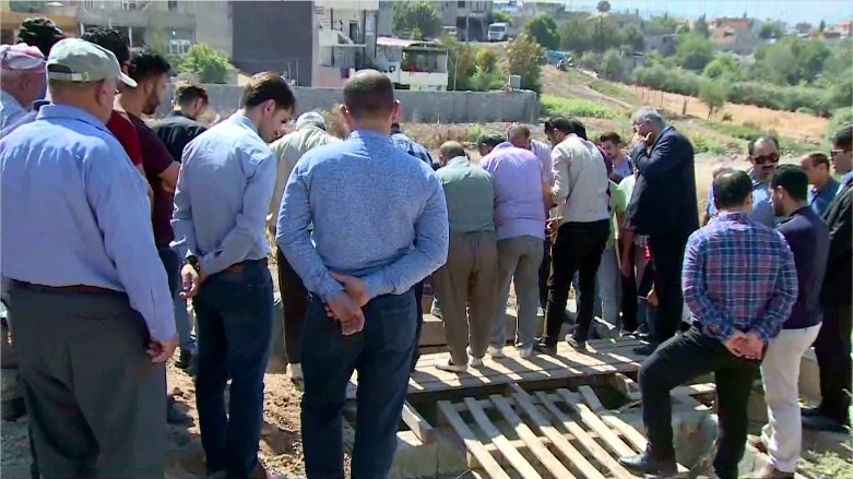 اوصى لوني بدفنه في كوردستان، وبناء على وصيته وري الثرى في مدفن خاص ببلدة سوران 