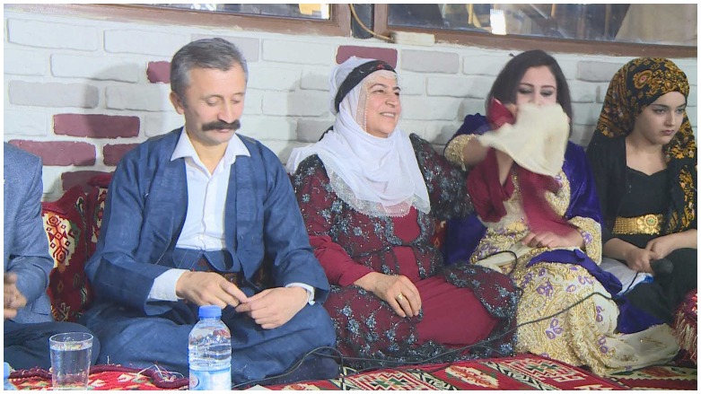 Di dengbêjiya Kurdî de rêçên jineke Kurd Gazîn