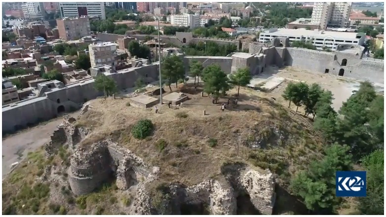 li Diyarbekirê xebatên kolana Qesra Artûkiyan dewam dike