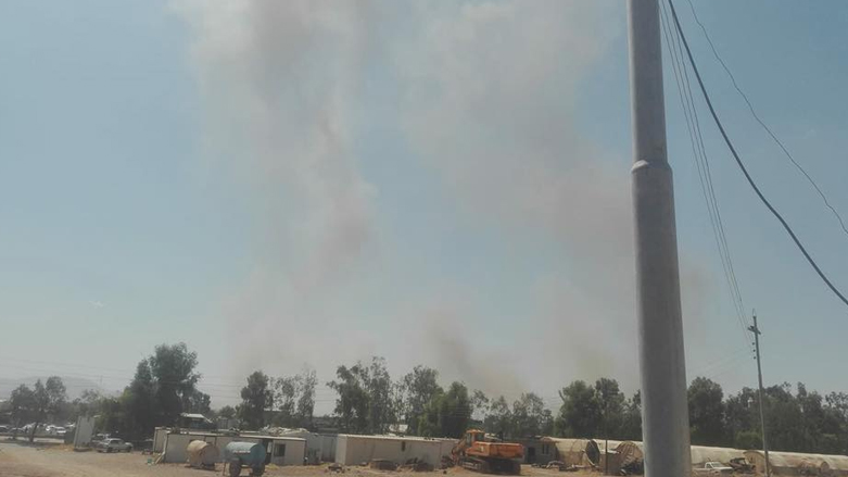 سحب الدخان ترتفع من مقار الحزب في البلدة الواقعة في شرق اربيل (صورة: فيسبوك)