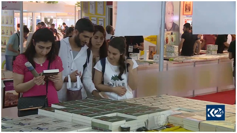 Di afîşa Pêşangeha Pirtûkan a Diyarbekirê de Kurdî nîn e