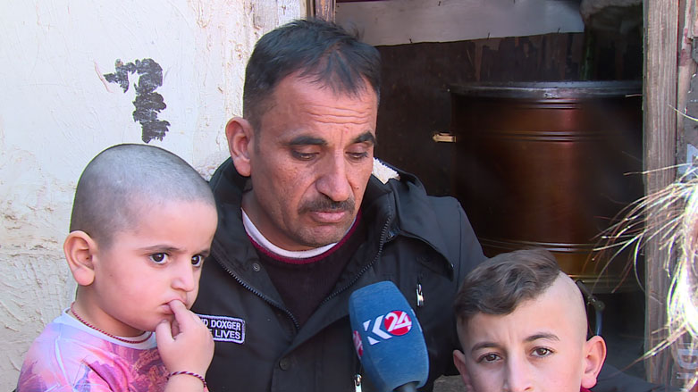 Khero Ido speaks to Kurdistan 24 with his children sitting next to him, Oct. 30, 2018. (Photo: Kurdistan 24)