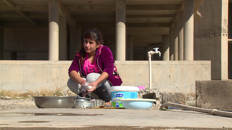Mira Ido washes glasses and dishes, Oct. 30, 2018. (Photo: Kurdistan 24)