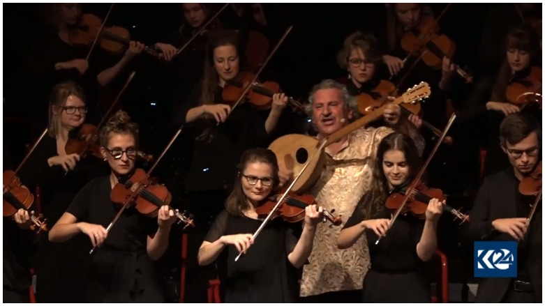 Ibrahîm Kêvo bi stranên Kurdî şanoya Hannoverê dihejîne