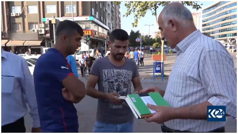 Nivîskarekî Kurd pirtûkên Kurdî bê pere belav dike