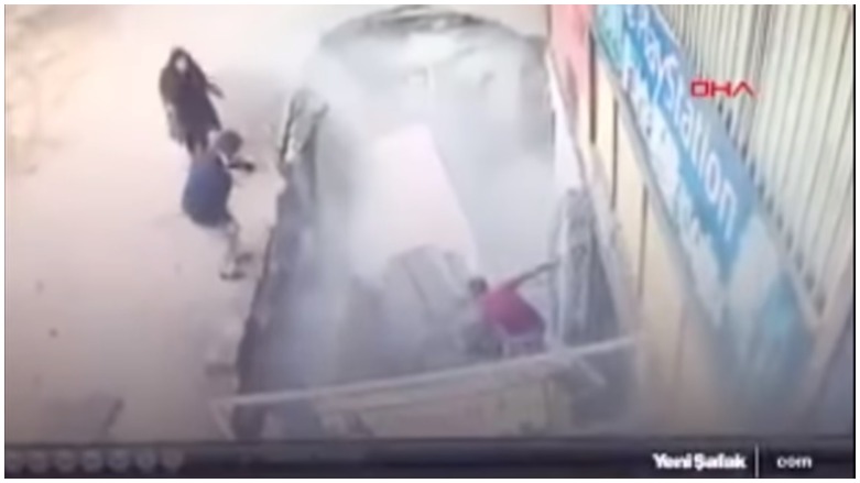 Bi vîdyo.. Li Diyarbekirê zemînê du jinên Kurd daqurtand 