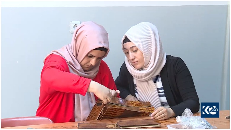 Li Diyarbekirê jin fêrî nexşandina çerm dibin