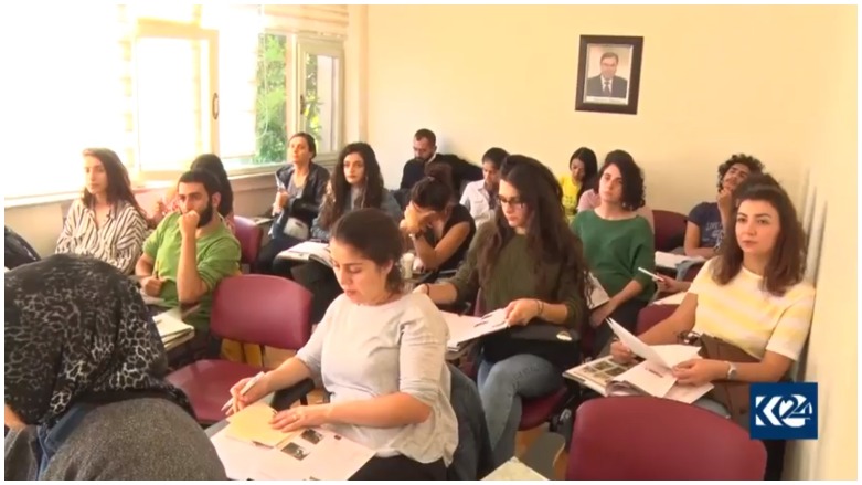 Li Stenbolê xwendekar xwe fêrî Zimanê Kurdî dikin