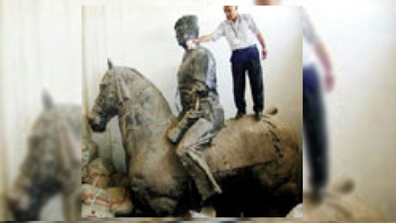 تم بيع العديد من مقتنيات صدام في المزاد العلني العالمي منذ عام 2003 (صورة للتمثال المحجوز في عمّان)